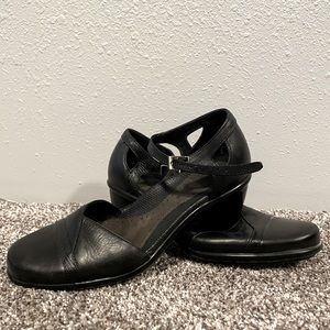 Dansko Womens 37 EU (6.5-7 US) Black Leather Ankle Strap Buckle Heels Light Use